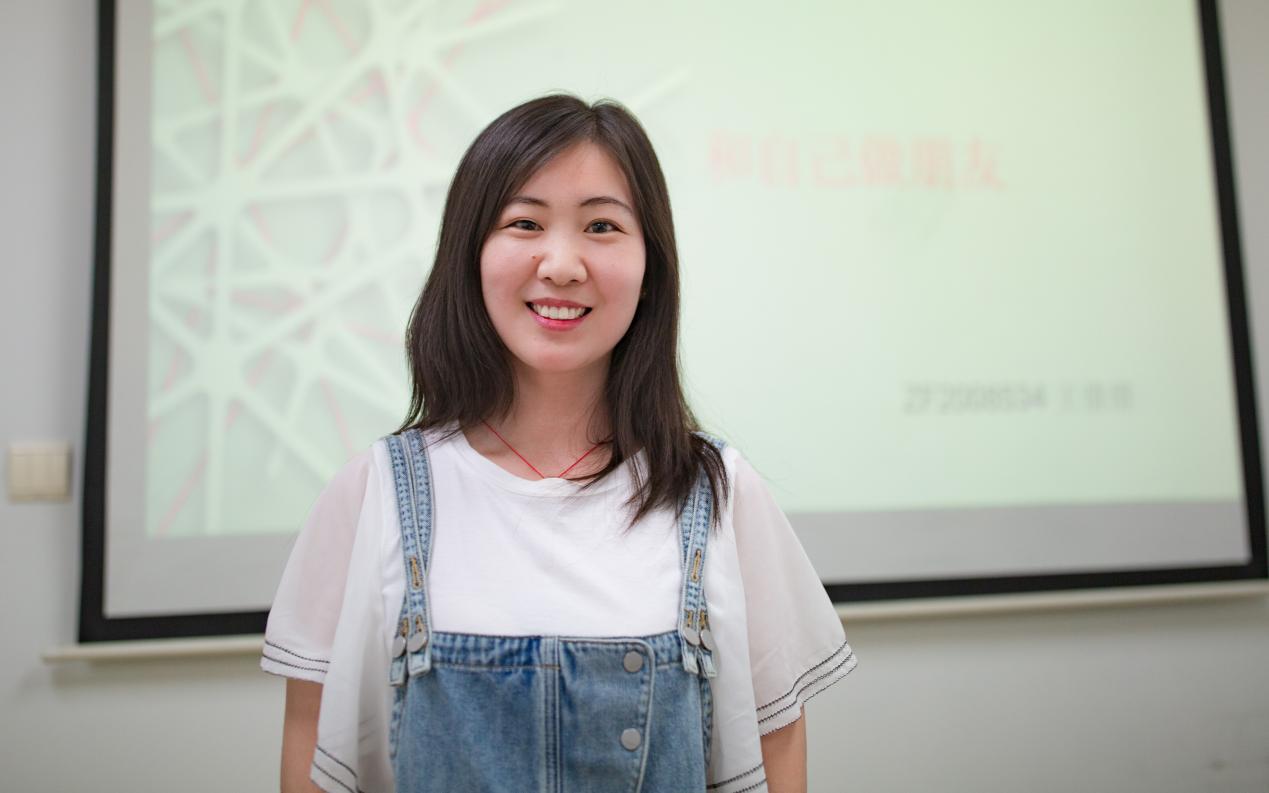 微笑的小孩中度可信度描述已自动生成