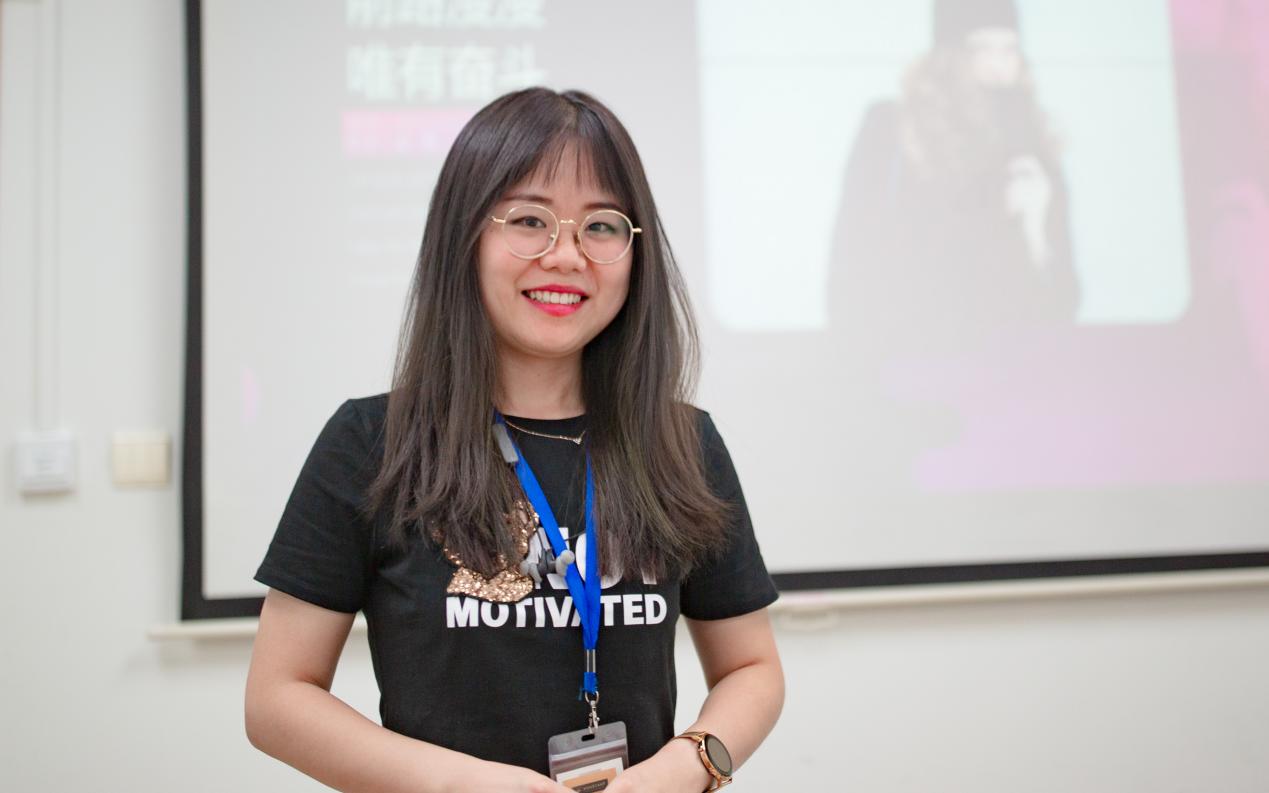 穿着蓝色衣服的人描述已自动生成